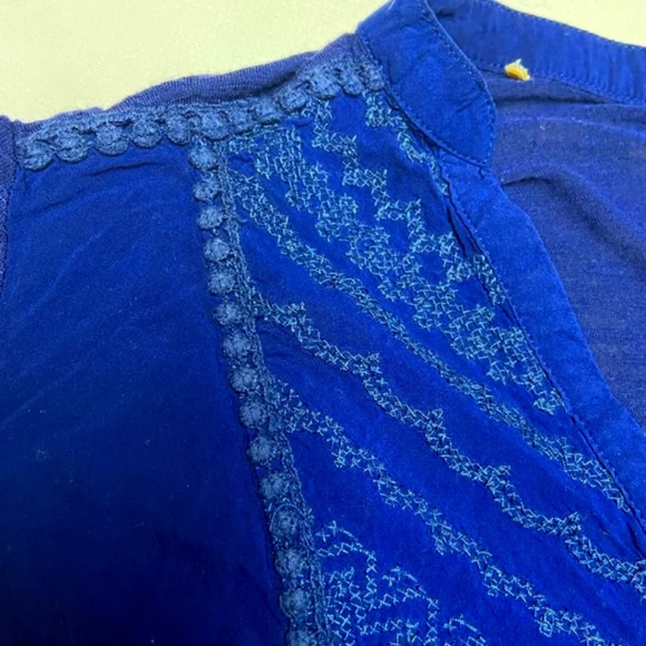 Democracy - Womans Blouse /  Split Neck / Button Down - Picture 5 of 9